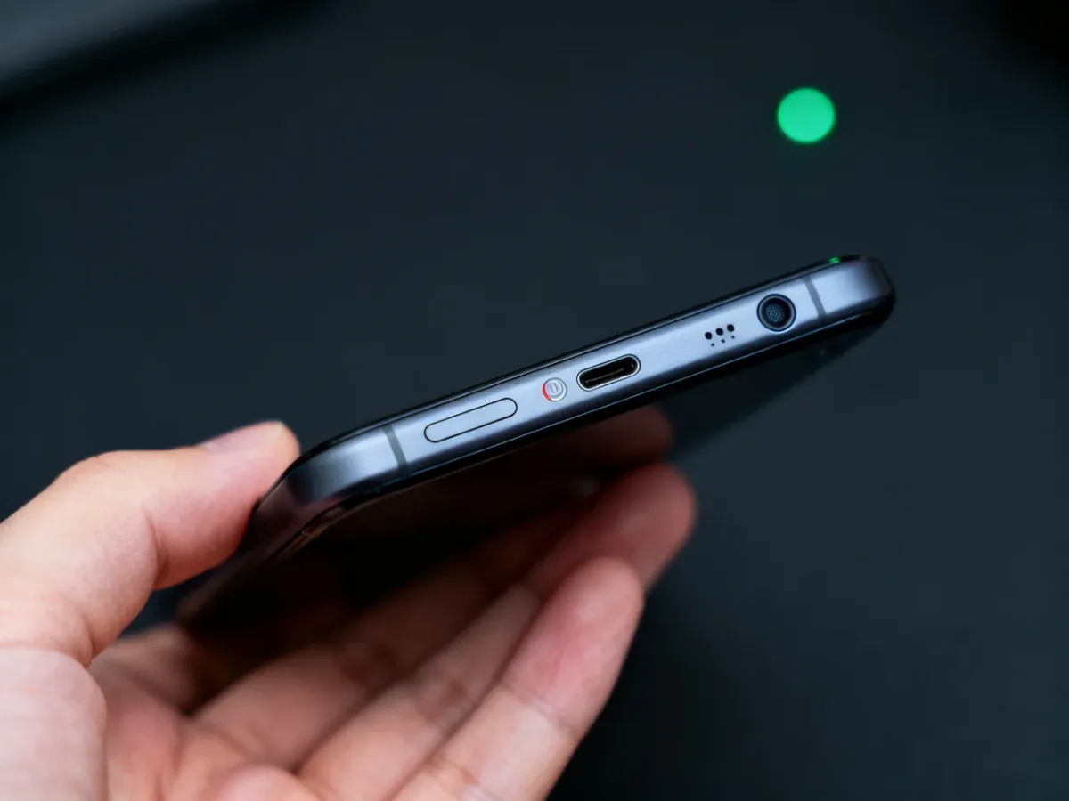 Smartfon z widocznym wskaźnikiem prywatności kamery lub mikrofonu