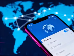 Nowoczesny smartfon na biurku z wyświetlaczem prezentującym płynne działanie procesów i wielozadaniowość systemu.