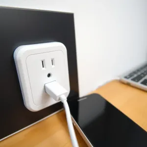 Ekran smartfona z nowoczesnym interfejsem aplikacji mobilnej prezentujący podsumowanie stanu konta.