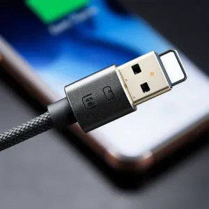 Luksusowy smartfon wysadzany diamentami i złotem, spoczywający na aksamitnym podłożu w eleganckim oświetleniu.