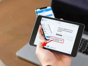Otwarty smartfon Samsung Galaxy Z Fold 6 z kolorową tapetą na ekranie, ustawiony na minimalistycznym biurku.