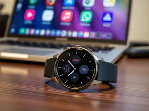 Smartfon z włączoną aplikacją poziomicy na drewnianym blacie w warsztacie stolarskim. Wyświetlacz pokazuje wyśrodkowaną bańkę.